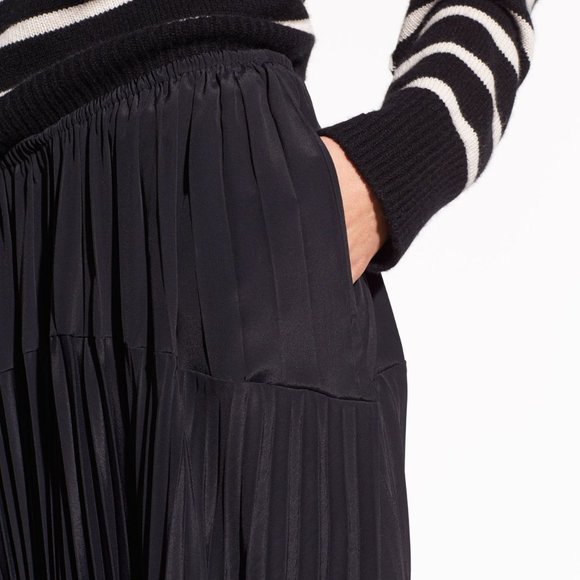 Vince Pleated Italian Crepe de Chine Black Skirt - Picture 4 of 10